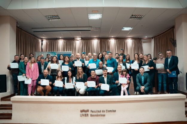 4.04.12 Entrega diplomas UNER-58