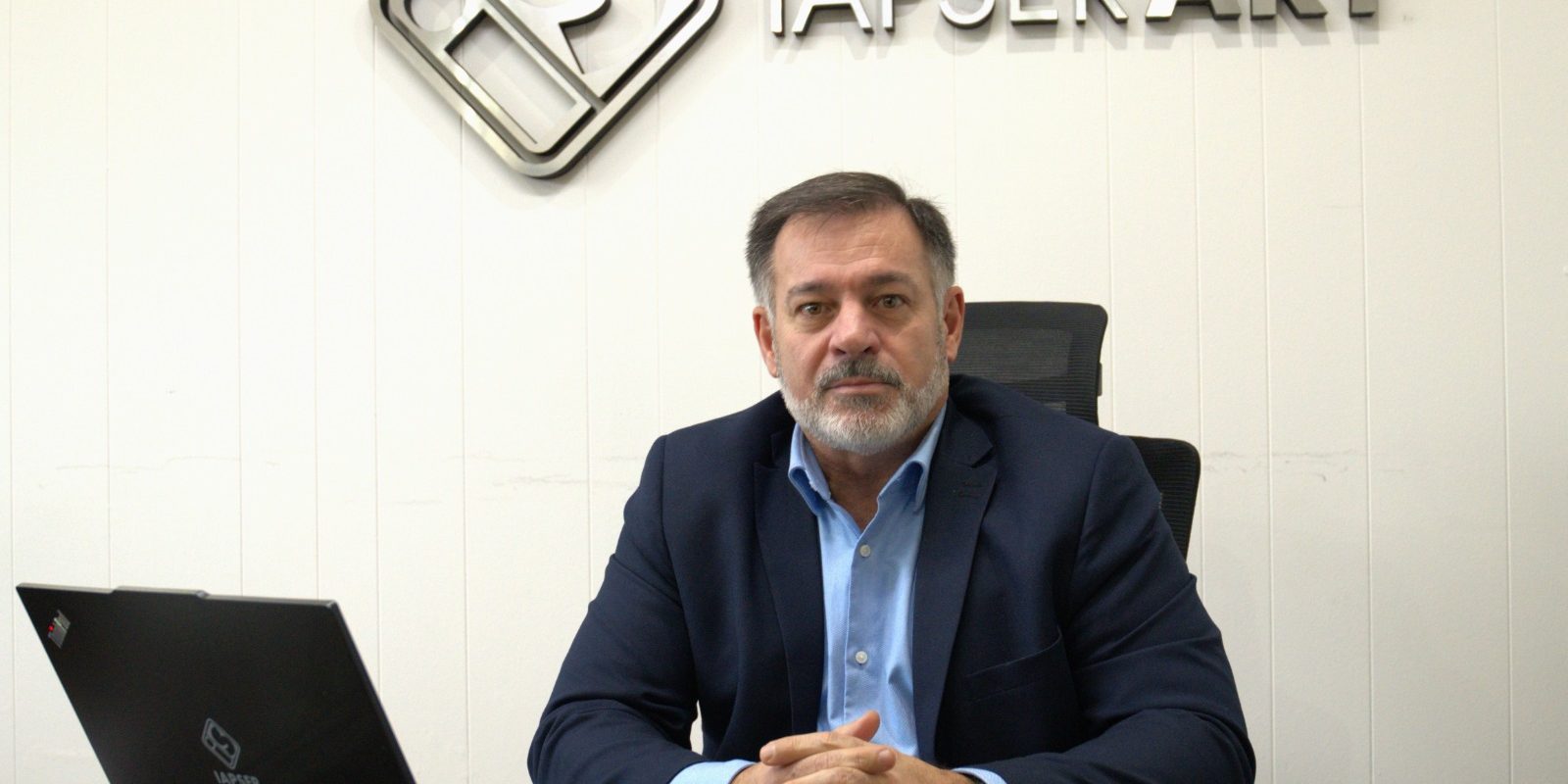 Lisandro Rodriguez signes